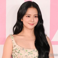 BLACKPINKジス、ミニスカから美脚スラリ 「エレガントで美しい」「女神」の声 画像