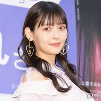 美人声優、ミニスカで脚線美披露 MVオフショットに「美しいお姉さま」「知的でセクシー」と反響 画像