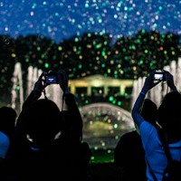 シャボン玉と光が幻想的に夜空を演出「バブルミネーション」東京・神代植物公園で開催 画像