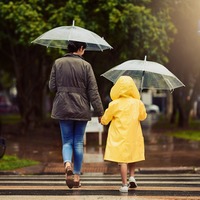 【園庭で】役員「水たまり入っちゃダメよ！」子「うん！」次の瞬間、2歳児の”無邪気な行動”に「さっきの約束は一体…」「思わず笑った」 画像