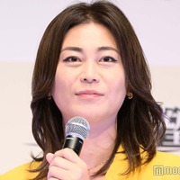 氷川きよし、海外で印象ガラリな金髪姿＆美脚際立つ白コーデ披露で「オーラが倍増」の声 画像