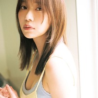 指原莉乃、タイト衣装で抜群スタイル&透明素肌披露「ヤンジャン」表紙登場 画像