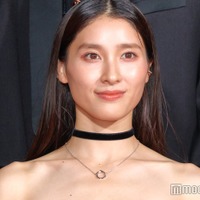 土屋太鳳、オフショルドレスで美デコルテ披露「八犬伝」キャスト陣17人レッドカーペットに豪華集結 画像