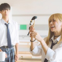 【その着せ替え人形は恋をする 第1話】新菜(野村康太)、学校で雛人形の服作り 海夢(永瀬莉子)に見られてしまう 画像