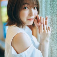 人気声優・上田麗奈、トップスから美肩チラリ「週刊少年サンデー」初登場 画像