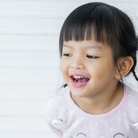 【3歳児の女の子】静かに遊ぶ娘に感心するママ。様子を見に行くと⇒ティッシュを使った”衝撃行動”に「面白い」 画像