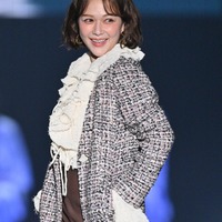 村重杏奈、ロングコートから美脚のぞく 秋コーデ披露【TGC北九州2024】 画像