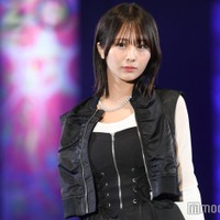 ≠ME尾木波菜、シックなモノトーンコーデで登場 甘めアクセ使いがキュート【札幌コレクション 2024 A／W】 画像