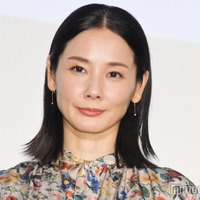 吉田羊、ミニ丈ドレスから色白美脚スラリ「レア」「うっとりする美しさ」と反響 画像