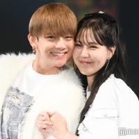 ゆりいちカップル、至近距離で見つめ合う ホワイトルックで爽やかランウェイ【札幌コレクション 2024 A/W】 画像