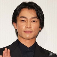 テニミュ俳優、当時のブロマイド片手に現在の自撮り公開「20年前越前リョーマだったおじさん」に反響 画像