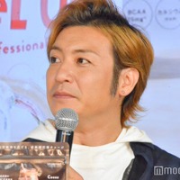 つるの剛士、50歳の美人妻を顔出し公開「綺麗すぎ」「ラブラブですね」と反響 画像