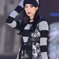 日向坂46佐々木久美、タイトニットでほっそり二の腕際立つ【GirlsAward 2024AW】 画像