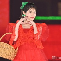 松村沙友理、赤ドレスで“さゆリコピン”ポーズ披露 ぶりっ子連発で会場沸かす【GirlsAward 2024AW】 画像