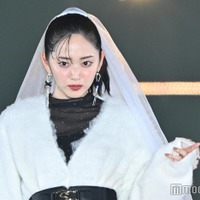 鈴木愛理、ベールがお似合い オーバーサイズニットからSEXY美脚【GirlsAward 2024AW】 画像