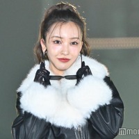 板野友美、サングラス外しに歓声沸く 貫禄のランウェイ【GirlsAward 2024AW】 画像