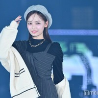 日向坂46卒業控える濱岸ひより、スリットから美脚チラリ【GirlsAward 2024AW】 画像