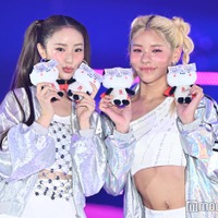 とうあ＆中町綾、へそ出しリンクコーデ 息ぴったりランウェイ【GirlsAward 2024AW】 画像