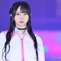 ≠ME谷崎早耶、美脚際立つスクール風コーデ【GirlsAward 2024AW】 画像