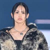 「アユネク」Himena、ミニ丈ワンピからチラリ美脚 ファージャケットがお似合い【GirlsAward 2024AW】 画像