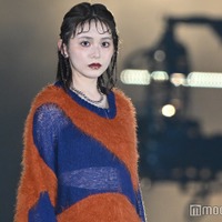 久間田琳加、モードな雰囲気に釘付け 透けニットでウエストちらり【GirlsAward 2024AW】 画像