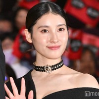 土屋太鳳、大胆カットドレスで美ウエスト披露「セクシー」「上品で素敵」と絶賛の声 画像