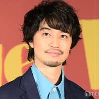 斎藤工、スクランブル交差点で1人路上ライブ NSC時代は「結構地獄でした」 画像