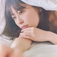 乃木坂46岩本蓮加1st写真集、裏表紙4種＆秋元康氏の帯コメント解禁 ベッドでまどろむカットも【いたずらな風】 画像