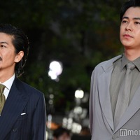 成田凌&森田剛、ジャケットスタイルで個性発揮 笑顔でレッドカーペット登場【第37回東京国際映画祭】 画像