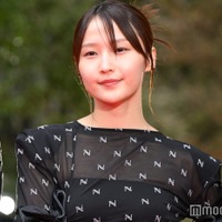 鞘師里保、スリットから美脚スラリ シースルードレスで色気溢れる【第37回東京国際映画祭】 画像