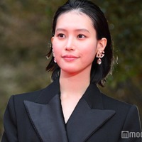 南沙良、ジャケットから美脚スラリ 窪塚洋介・亀梨和也とレッドカーペット闊歩【第37回東京国際映画祭】 画像