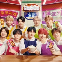 &TEAM、カメラに急接近 韓国料理味わう新CM公開 画像