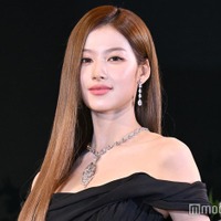 TWICE・SANA、“総額70億円超”ジュエリー身にまとい登場 美脚＆デコルテ際立つドレス姿 画像