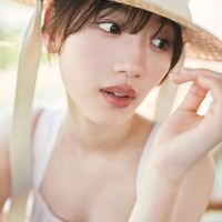 日向坂46佐々木美玲、キャミワンピ姿でナチュラルな美しさ際立つ 1st写真集先行カット第6弾解禁 画像