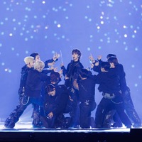 SEVENTEEN、エスクプスからホシへと渡った指揮棒・ウジのピアノ演奏で「MAESTRO」スタート 制御された世界から愛の解放まで【2024 MAMA AWARDS DAY2】 画像