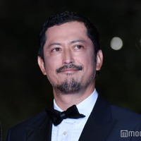 ベテラン俳優、誕生日に上半身裸の肉体美ショット公開「ワイルド」「腹筋バキバキ」の声 画像