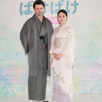 【朝ドラ「ばけばけ」夫役発表会見】“夫婦役”高石あかり＆トミー・バストウ、揃って直筆美文字のボード作成 ヒロイン会見でもメッセージ配布していた 画像