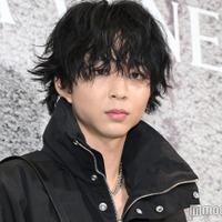 鈴木仁、ウェーブヘアで雰囲気ガラリ オールブラックでクールな着こなし【ボッテガ・ヴェネタ 麻布台ヒルズ オープニングイベント】 画像