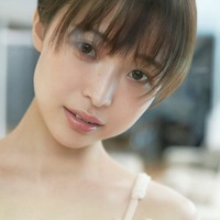 元フジアナ渡邊渚、美ボディ輝く部屋着姿で魅了 初フォトエッセイ決定 画像