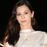 中条あやみ、黒タイツで美脚透ける ミニ丈コーデに反響「完璧スタイル」「珍しい」 画像