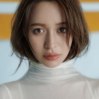 野崎萌香、圧巻美ボディ披露の1st写真集決定 純白ビキニ姿の先行カット解禁「絶対に後悔させません」 画像