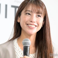 岡副麻希、水着姿公開 娘とプール満喫「スタイル抜群」「楽しそう」 画像