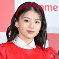 出口夏希、“不思議の国のアリス風”フリルたっぷり赤ワンピで登場 共演俳優も絶賛「一緒のカメラに収まりたかった」 画像