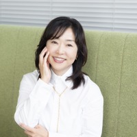 え！白髪染めで「より老ける」？奇跡の67歳・天野佳代子さんに聞いたヘアケア。 「一生ハゲない」ための頭皮ケアとツヤ髪を作る「白髪ぼかし」【前編】 画像