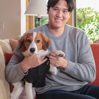 大谷翔平選手、愛犬・デコピンとのニューバランス社訪問ショット「モデル並みの佇まい」「ご機嫌で可愛い」の声 画像