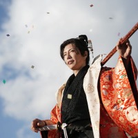 GACKT“ド派手”羽織り×1m超煙管ゆらし異彩放つ 徳川宗春役で「新・暴れん坊将軍」出演決定 画像
