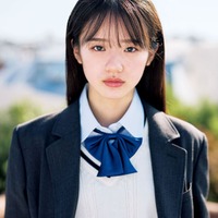 中島瑠菜、初本格グラビア披露 ニットワンピで抜群スタイル際立つ 画像