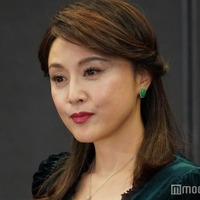 藤原紀香、胸元ざっくり衣装姿で登場 周囲に感謝「昨年も色んなことがありました」【家政婦クロミは腐った家族を許さない】 画像