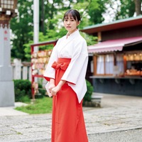 日向坂46正源司陽子、透明素肌際立つノースリーブ姿で「週プレ」表紙 巫女ショットも 画像