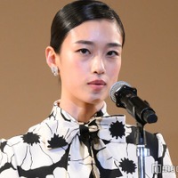 河合優実、脚線美際立つミニ丈ドレス姿「ふてほど」親子が壇上で再会【2025年エランドール賞】 画像